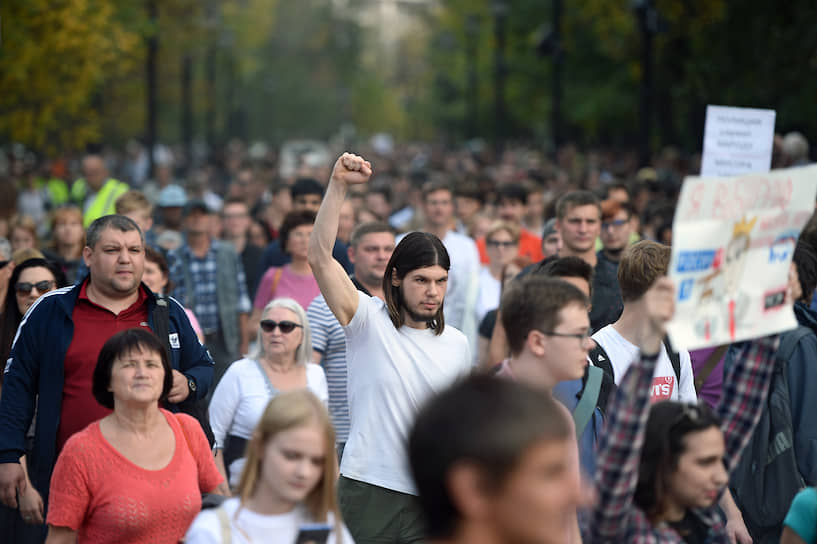 Вскоре участники несогласованной акции дошли до Пушкинской площади, куда подъехали пять автозаков