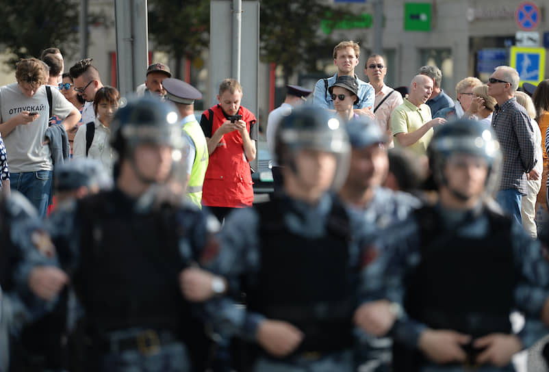 Полиция периодически просила граждан разойтись с Пушкинской площади, напоминая о том, что акция не согласована