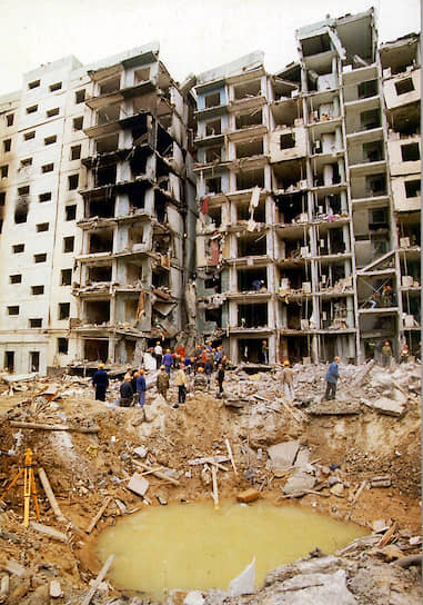 16 сентября 1999 года в 5:57 &lt;b>в Волгодонске Ростовской области рядом с девятиэтажным жилым домом № 35&lt;/b> по Октябрьскому шоссе взорвался грузовик ГАЗ-53 со взрывчаткой. Из-под завалов было извлечено 18 погибших, 1 человек умер в больнице, 89 были госпитализированы