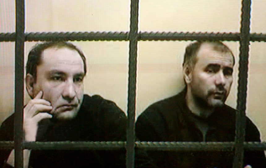 12 января 2004 года Мосгорсуд признал Юсуфа Крымшамхалова (слева) и Адама Деккушева виновными во взрывах жилых домов в Москве и Волгодонске. По данным следствия для этих терактов они готовили взрывчатую смесь и участвовали в ее доставке. Оба осуждены пожизненно