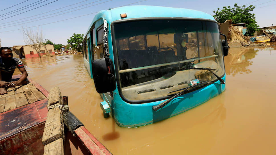 Хартум, Судан. Затопленный автобус во время наводнения возле реки Нил
