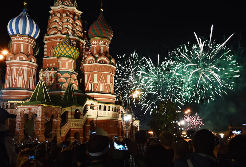 В 21:00 с нескольких десятков площадок в Москве был дан праздничный салют