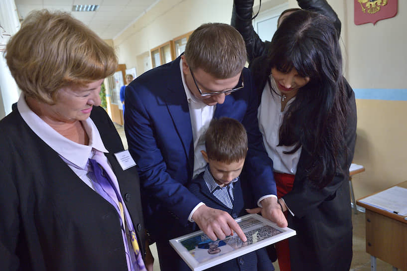 Врио губернатора Челябинской области Алексей Текслер с семьей на выборах главы региона