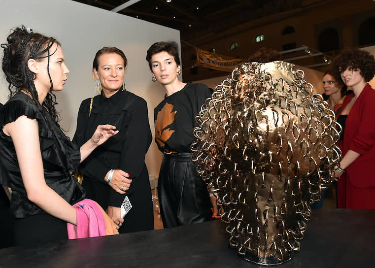Главный редактор журнала Vogue Russia Мария Федорова (в центре) на вернисаже Международной ярмарки современного искусства Cosmoscow