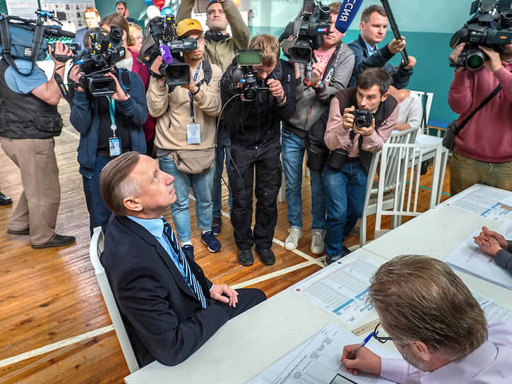 Врио губернатора Санкт–Петербурга Александр Беглов проголосовал на избирательном участке на улице Кораблестроителей в Василеостровском районе города