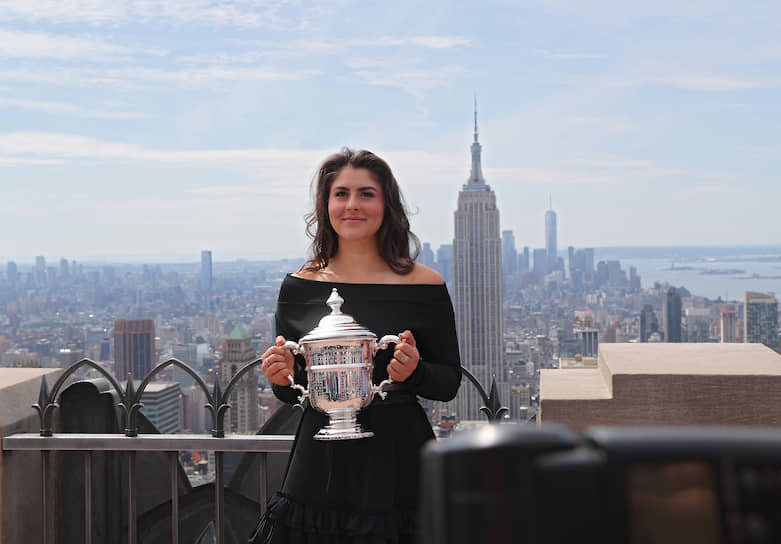 Победитель US Open-2019 канадская теннисистка Бьянка Андрееску позирует с трофеем на крыше Рокфеллер-центра