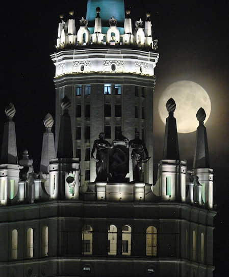 Москва, Россия. Полная луна над высоткой на Котельнической набережной