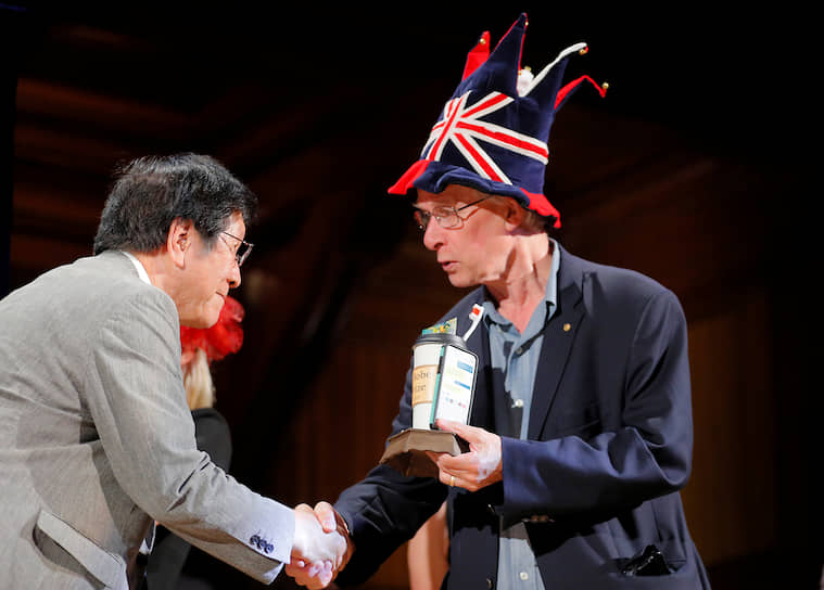 Сигару Ватанабэ (слева) получает Шнобелевскую премю по химии