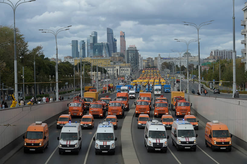 Помимо наземной, состоялась и водная часть парада на Москве-реке. Как сообщила мэрия Москвы, его флагманом стало пожарно-спасательное судно «Полковник Черышев», аналогов которому в России нет