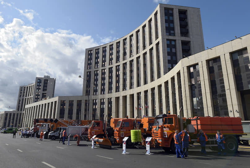 Поливомоечные машины на базе КАМАЗ, представленные на выставке на проспекте Сахарова