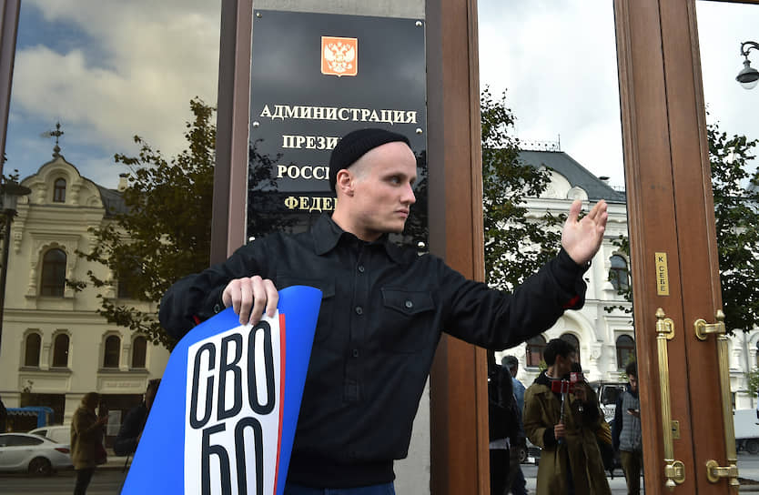 Москва. Актер Никита Кукушкин на пикете в поддержку актера Павла Устинова