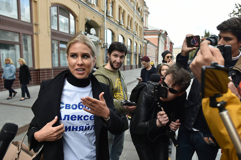 Незарегистрированный кандидат в депутаты Мосгордумы, юрист Фонда борьбы с коррупцией Любовь Соболь (слева) на пикете 