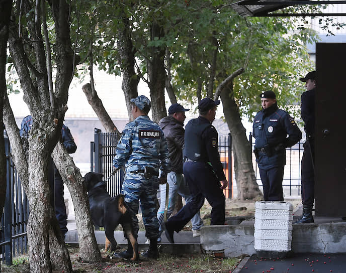 Москва. Сотрудник МВД Алексей Смирнов (в центре), обвиняемый в убийстве и тяжелом ранении сотрудников полиции на станции метро «Рязанский проспект»