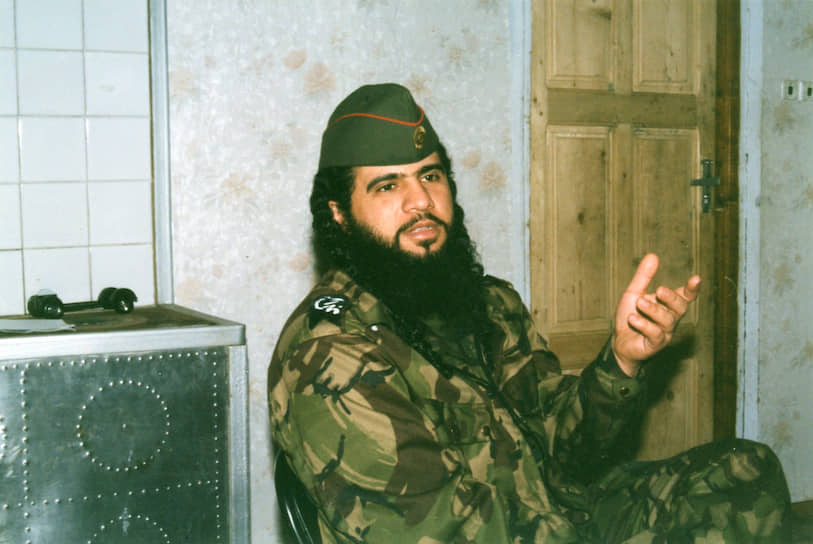 &lt;b>Самер Салех ас-Сувейлем&lt;/b> (известен как Хаттаб) — исламистский террорист, полевой командир, до Чечни воевал в Афганистане и Таджикистане. В 1999 году совместно с Шамилем Басаевым руководил рейдами боевиков на территории Дагестана, оказывая вооруженную поддержку местным исламским радикалам. Являлся связующим звеном между чеченскими боевиками и международными террористическими структурами. Был заказчиком взрывов жилых домов в Буйнакске, Москве и Волгодонске. Ликвидирован 20 марта 2002 года