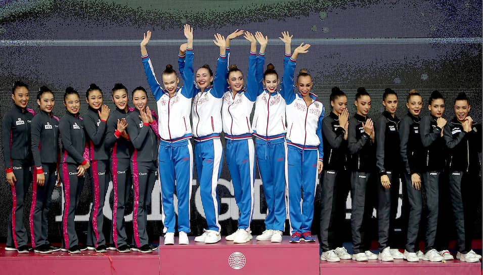 Слева направо: гимнастки из Японии, России и Италии