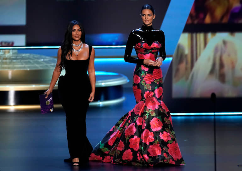 Звезды реалити-шоу Ким Кардашьян и ее сестра Кендалл Дженнер представляют номинацию «Лучшее реалити-шоу»