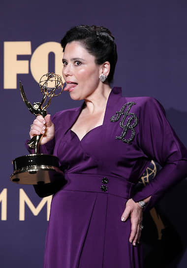 Актриса Алекс Борштейн получила награду за «Лучшую женскую роль второго плана в комедийном сериале» («Удивительная миссис Мейзел»)