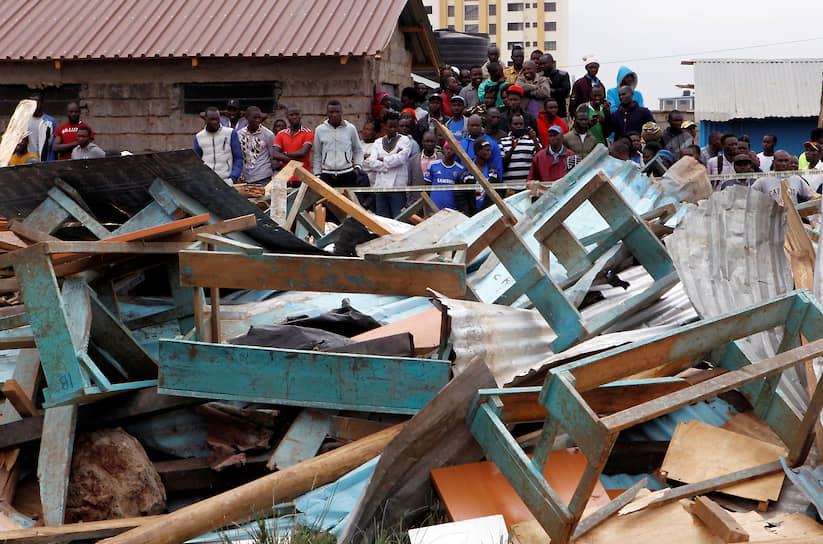 Найроби, Кения. Местные жители около обрушившегося здания школы