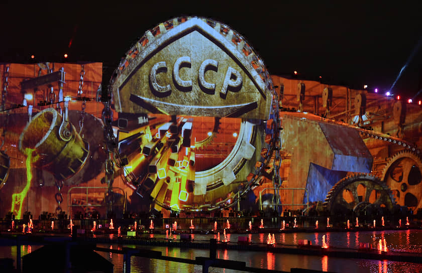 Церемония закрытия фестиваля прошла на Гребном канале состояла из двух частей – свето-пиротехнического шоу «Код единства» и высотного фейерверка