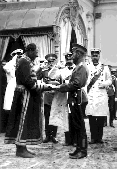 То, что запрещалось местной власти, не возбранялось высшей (на фото — подданные приветствуют Николая II. Киев, 1911 год)