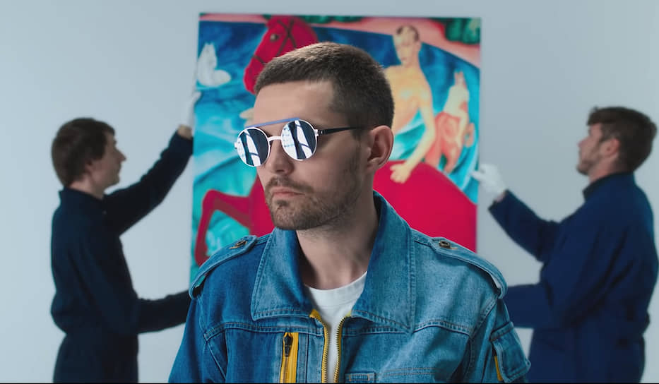 Кадр из клипа на песню «Все как у людей» Noize MC