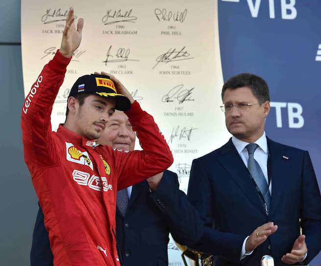 Пилот команды Ferrari Шарль Леклер (слева) и министр энергетики России Александр Новак (справа) во время церемонии награждения