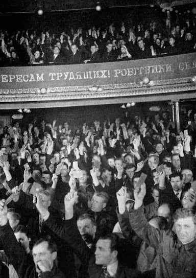Народное собрание Западной Украины во Львове (на фото) утвердило составленную в Киеве декларацию о воссоединении с Украинской ССР