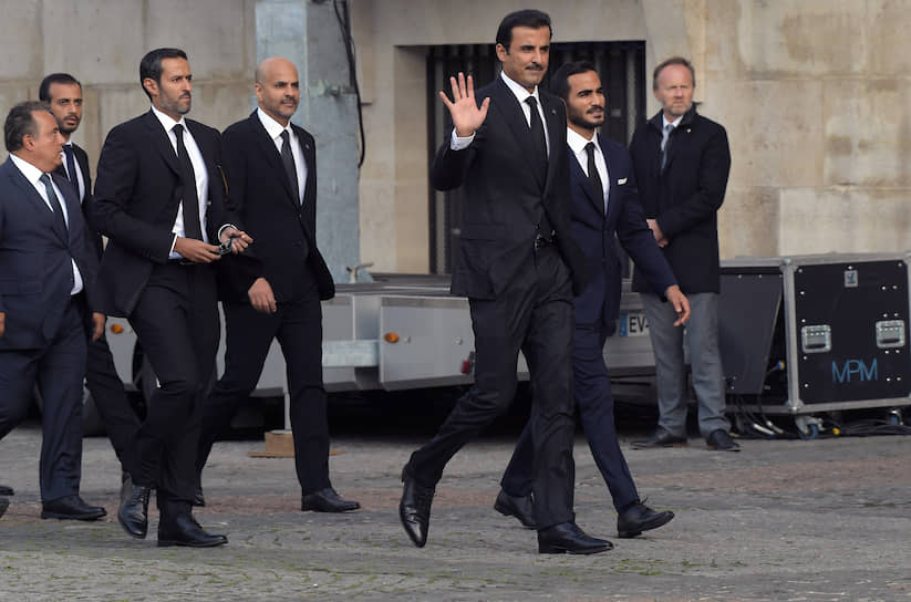 Эмир Катара Тамим Бен Хамад Аль Тани (в центре) во время церемонии прощания с Жаком Шираком
