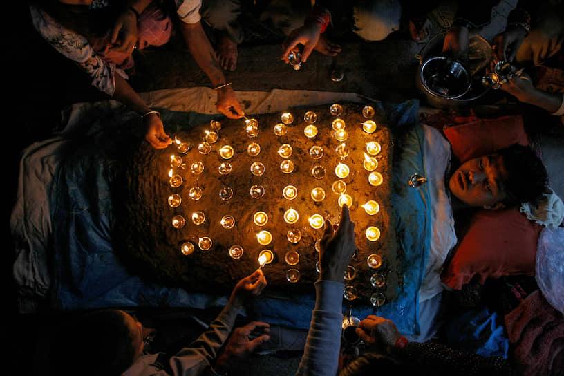 Бхактапур, Непал. Участник индуистского религиозного обряда, покрытый свечами