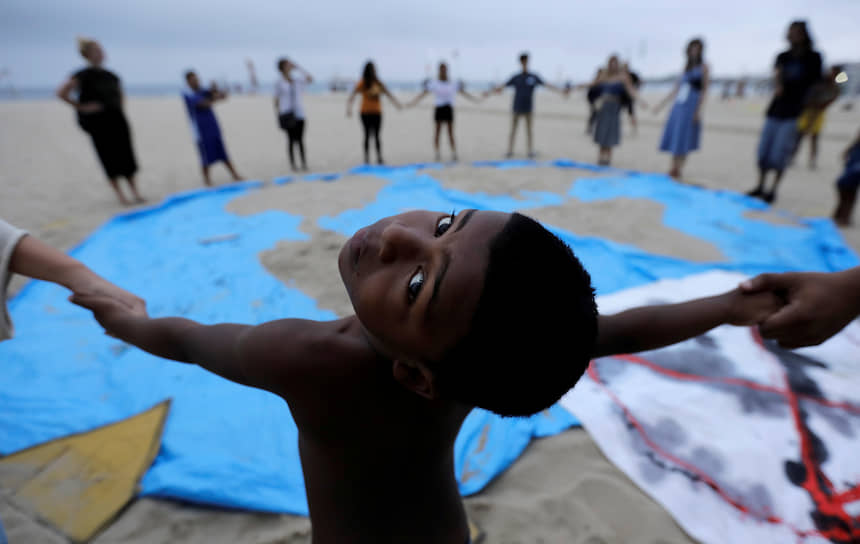 Рио-де-Жанейро, Бразилия. Дети с экоактивистами во время акции на пляже Копакабана