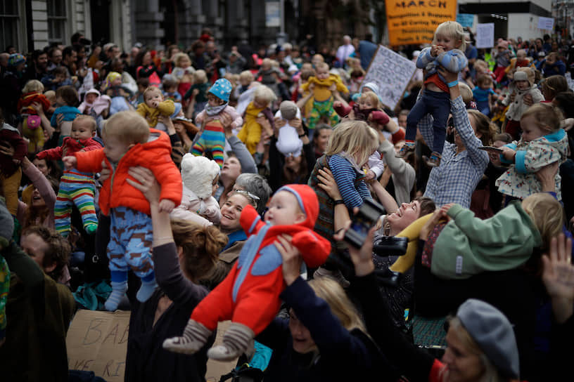 В рамках протестов было организовано групповое кормление младенцев грудью в районе Вестминстер