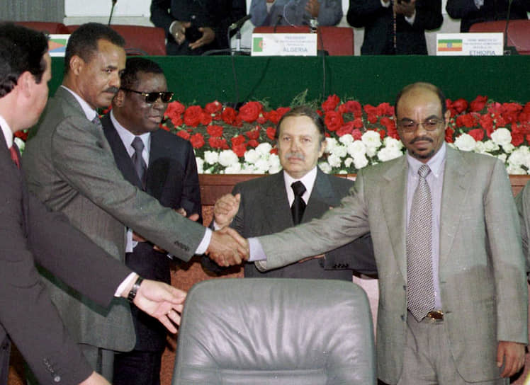 В декабре 2000 года в Алжире был подписан мирный договор, по которому страны обязались провести демаркацию границ. Он, однако, так и не был до конца реализован, в разные периоды напряженность усиливалась
&lt;br>На фото: президент Эритреи Исайяс Афеворк (слева) и премьер-министр Эфиопии Мелес Зенауи жмут друг другу руки после подписания мирного договора