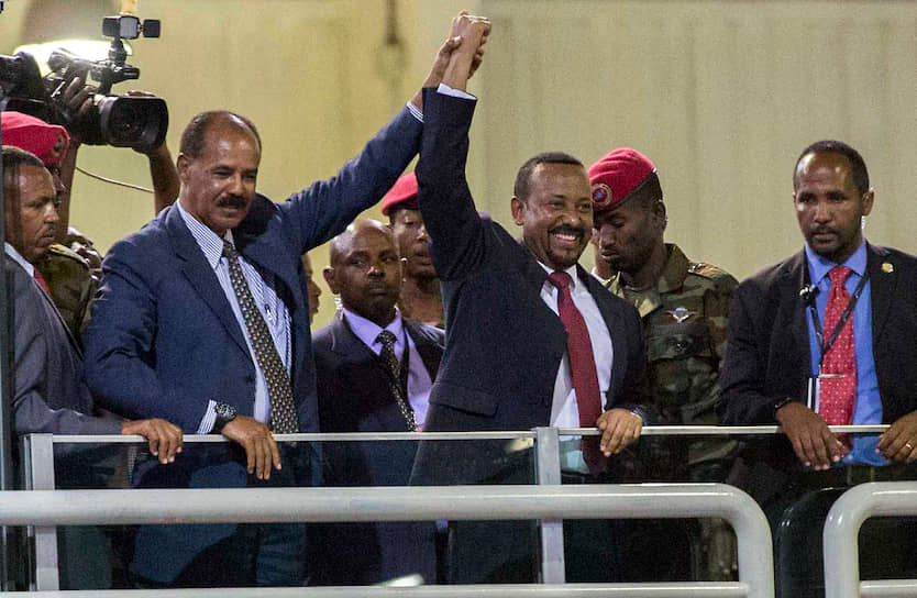 Курс на примирение взял премьер-министр Эфиопии Абий Ахмед Али (на фото в центре), пришедший к власти в апреле 2018 года. 16 сентября того же года он подписал мирный договор с президентом Эритреи Исайясом Афеворки (второй слева). Эфиопия отказалась от претензий на спорные районы, страны восстановили дипломатические отношения