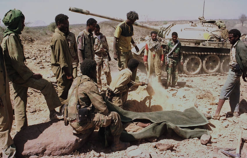 В 2002 году международная арбитражная комиссия разделила спорные территории примерно поровну. Город Бадме, в частности, отходил к Эритрее. Эфиопия не признала решение комиссии