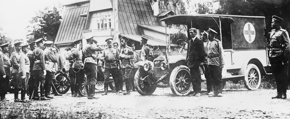 1910-е годы. Император Николай II (в центре) осматривает санитарный автомобиль White GBE, доставленный из США для российского Красного Креста