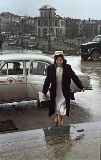 В 1960-х годах в Ленинграде, Москве и других крупных городах СССР появились педиатрические бригады скорой помощи &lt;br> На фото: участковая сестра идет к пациенту, 1962 год