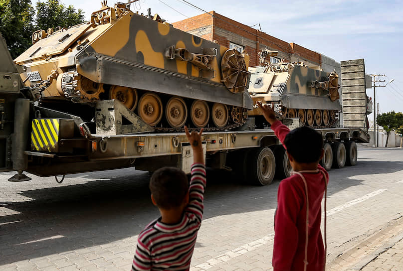 Каркамыш, Турция. Дети приветствуют турецкую военную технику, направляющуюся в Сирию