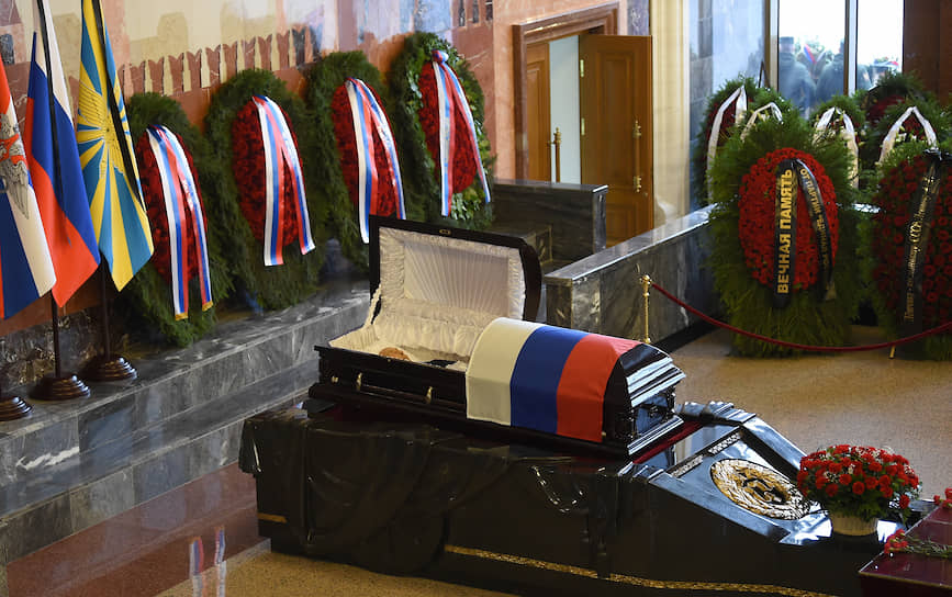 У изголовья гроба, покрытого флагом России, были установлены три флага с траурными лентами: России, Министерства обороны и Воздушно-космических сил РФ