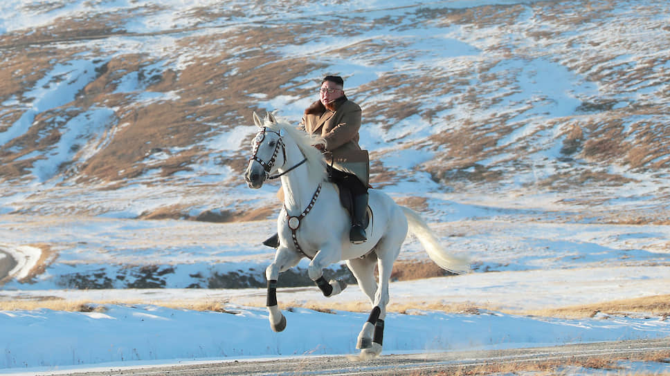 КНДР. Высший руководитель республики Ким Чен Ын покоряет священную для корейцев гору Пэктусан на белом коне