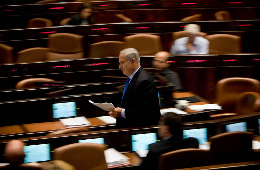 В марте 2000 года израильская полиция выдвинула против Нетаньяху пять обвинений — во взяточничестве, попытке присвоения государственного имущества, мошенничестве, злоупотреблении служебным положением и попытках помешать расследованию. Однако за неимением достаточных доказательств дела были закрыты, не дойдя до суда. В 2002 году Нетаньяху вернулся в политику, став сначала министром иностранных дел, а затем министром финансов