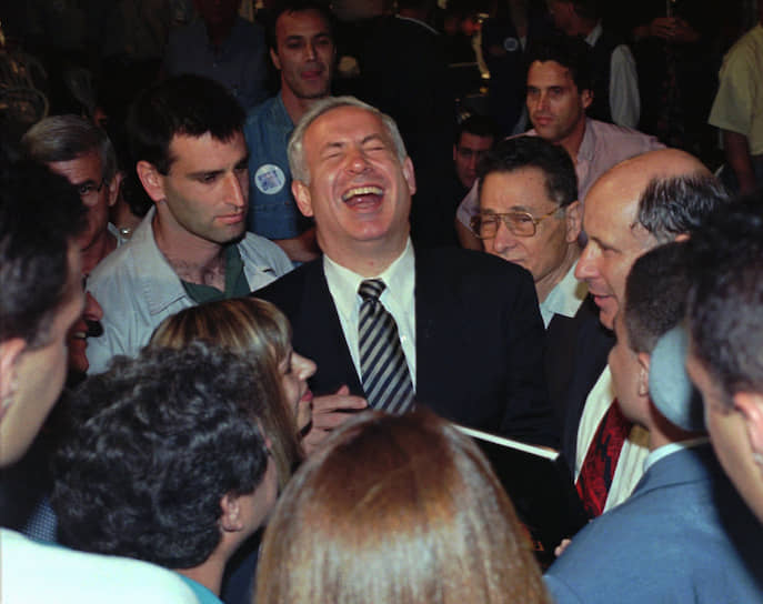 В это время кабинет Нетаньяху подвергался нападкам со стороны правых партий за передачу в управление палестинским властям 13% территорий Иудеи и Самарии.  Также им были недовольны и левые партии за жесткую экономическую политику и коррупционные скандалы