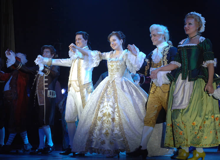 Екатерина Гусева (в центре) в мюзикле «Красавица и Чудовище» 