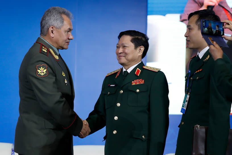 Министр обороны России Сергей Шойгу (слева) и министр обороны Вьетнама Нго Суан Лит