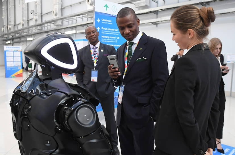 К участию в мероприятиях были приглашены представители всех 54 стран Африки
&lt;br>На фото: Участники форума осматривают робота