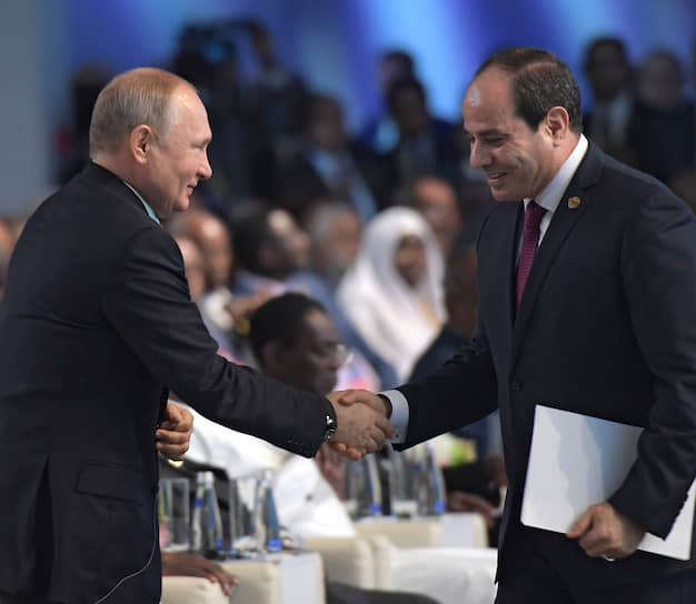 Саммит открылся под председательством президентов России и Египта Владимира Путина и Абдель Фаттаха ас-Сиси (справа)