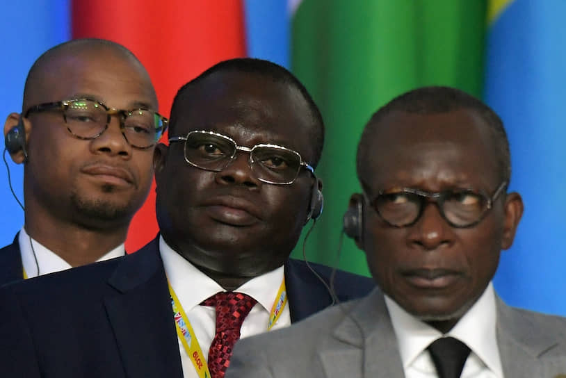Президент Бенина Патрис Талон (справа) на первом пленарном заседании саммита в Сочи