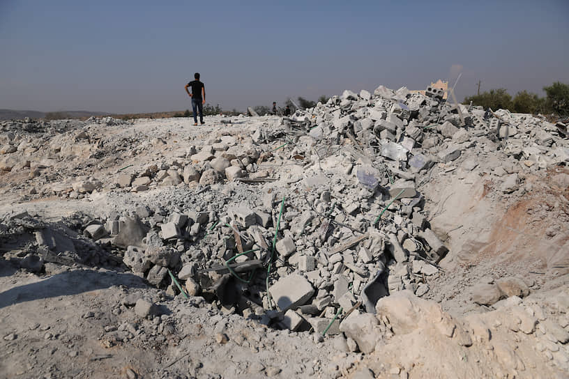 США провели спецоперацию по уничтожению лидера ИГ в сирийской провинции Идлиб близ деревни Бариша ночью 26 октября. По сообщениям американских властей, аль-Багдади умер, подорвав себя вместе с тремя детьми в конце подземного тоннеля, где он пытался спастись от преследования