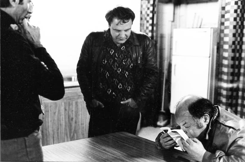 В мае 1963 года Буковский был арестован за изготовление копий запрещенной книги югославского писателя Милована Джиласа «Новый класс», но в тюрьму не попал — его признали невменяемым и отправили на принудительное лечение в психбольницу. После выхода из нее в 1965 году был вновь задержан за участие в подготовке «митинга гласности» и отправлен в спецлечебницу, в которой находился до июля 1966 года 