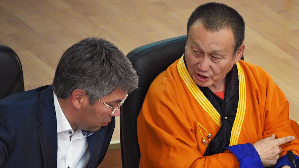 Глава Бурятии Алексей Цыденов (слева) и глава Буддийской традиционной сангхи хамбо-лама Дамба Аюшеев
