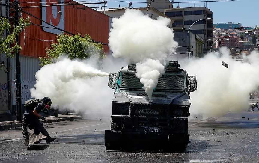 Вальпараисо, Чили. Полицейские выпускают слезоточивый газ во время акций протеста 